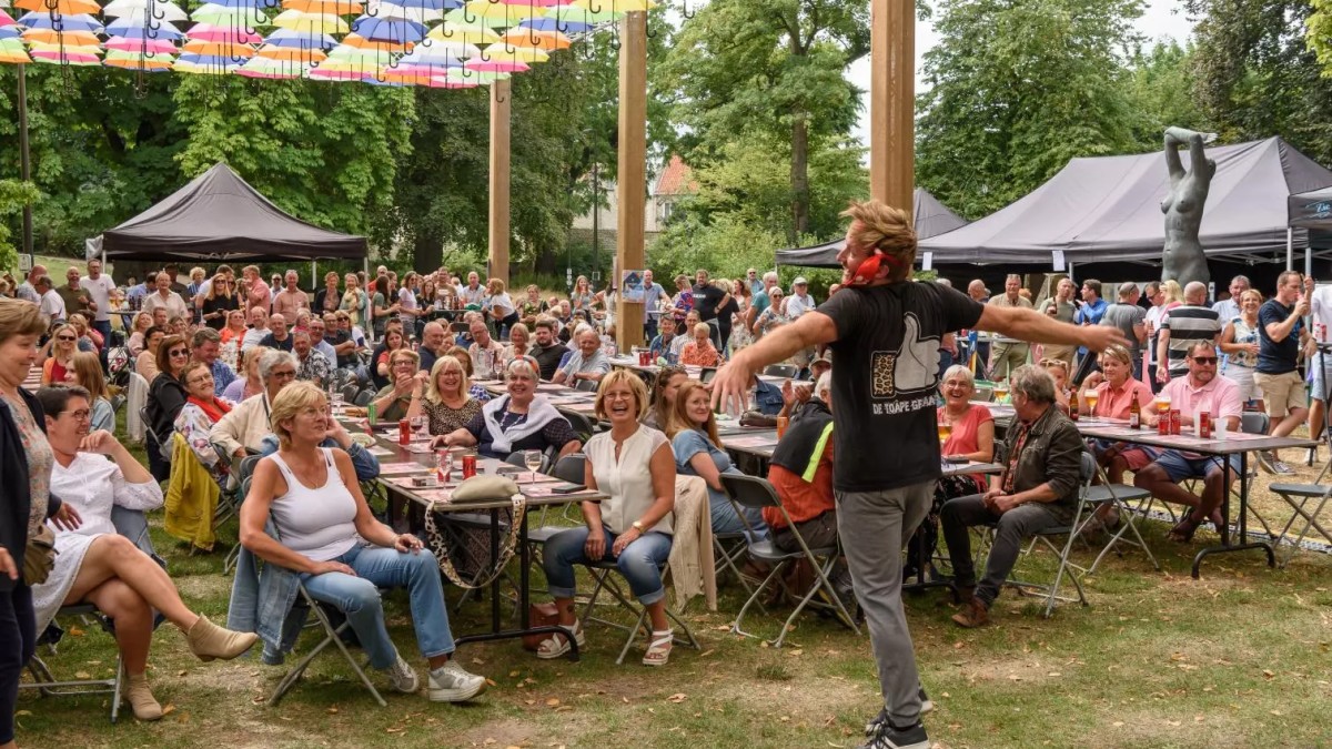 Zon, muziek en pure gezelligheid: zo sfeervol was de Kiosk Matinee in Veurne!